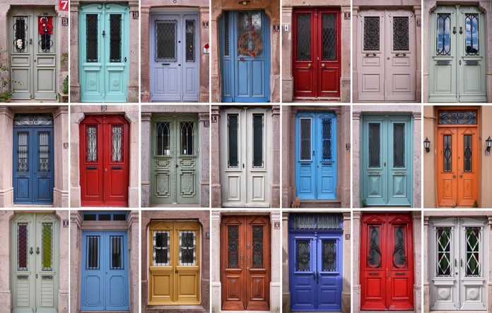 Her kapıda ayrı bir hikaye