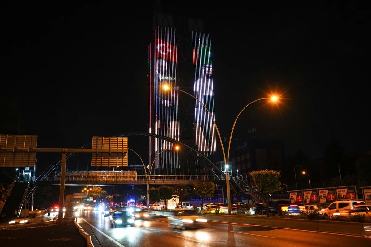 Ankara ve İstanbul'da Mekke Anlaşması şöleni: Simge yapılar aydınlatıldı