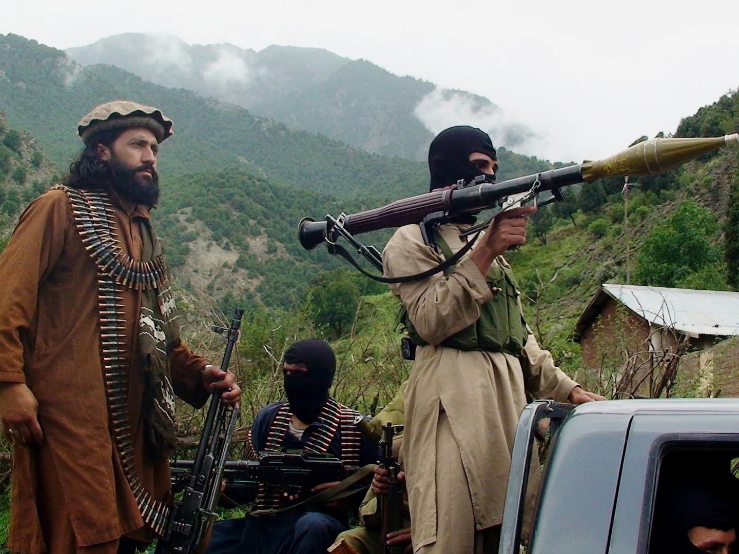 Pakistan ordusu ile Taliban arasında çatışmalar yaşanıyor