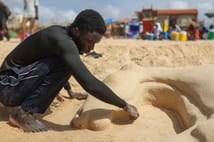 Kumdan heykeller yapan Senegalli sanatçı destek bekliyor