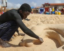 Kumdan heykeller yapan Senegalli sanatçı destek bekliyor