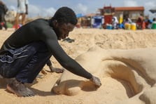 Kumdan heykeller yapan Senegalli sanatçı destek bekliyor