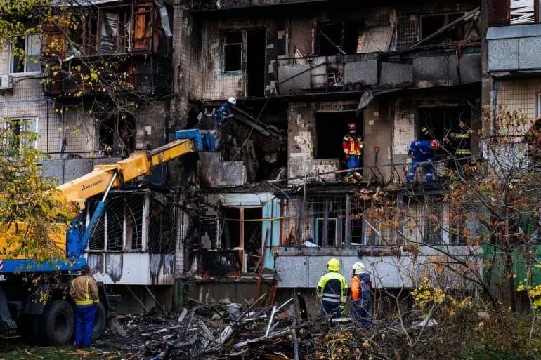Rusya Kiev'de sivil yerleşim yerlerini vurdu: 3 ölü