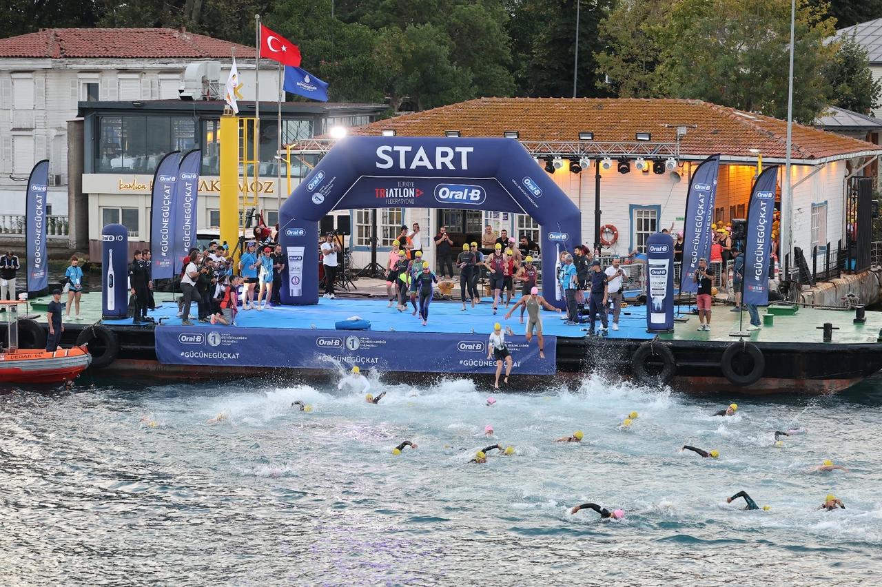 Kıtaları aşıp çocuklara gülümsediler: 6. İstanbul Boğaziçi Triatlonu tamamlandı
