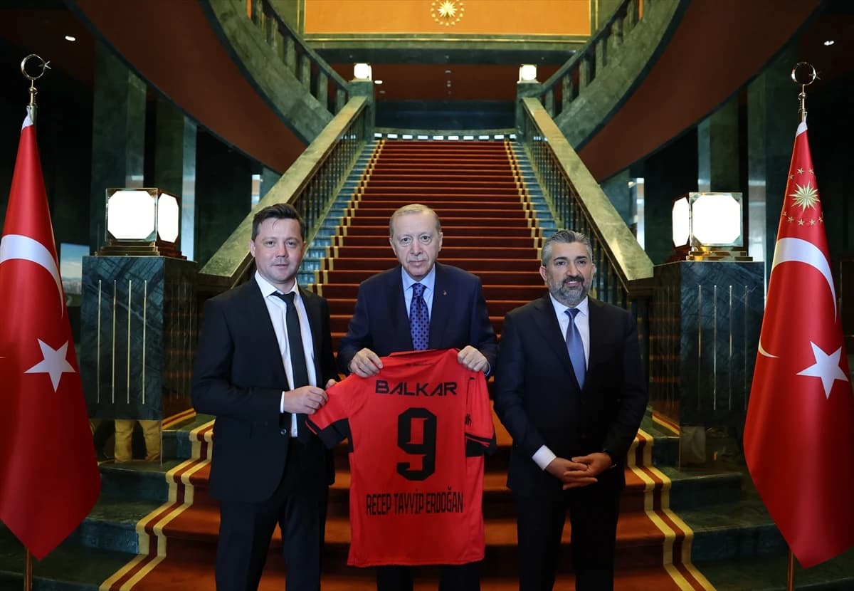 Arca Çorum FK Teknik Direktörü Uğur Uçar (solda) ile Arca Çorum FK'nin başkanı Savaş Balçık , Cumhurbaşkanı Erdoğan'a forma takdim etti.