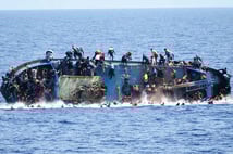 Yunan Sahil Güvenliği kovaladığı göçmen teknesine çarptı: 15 ölü