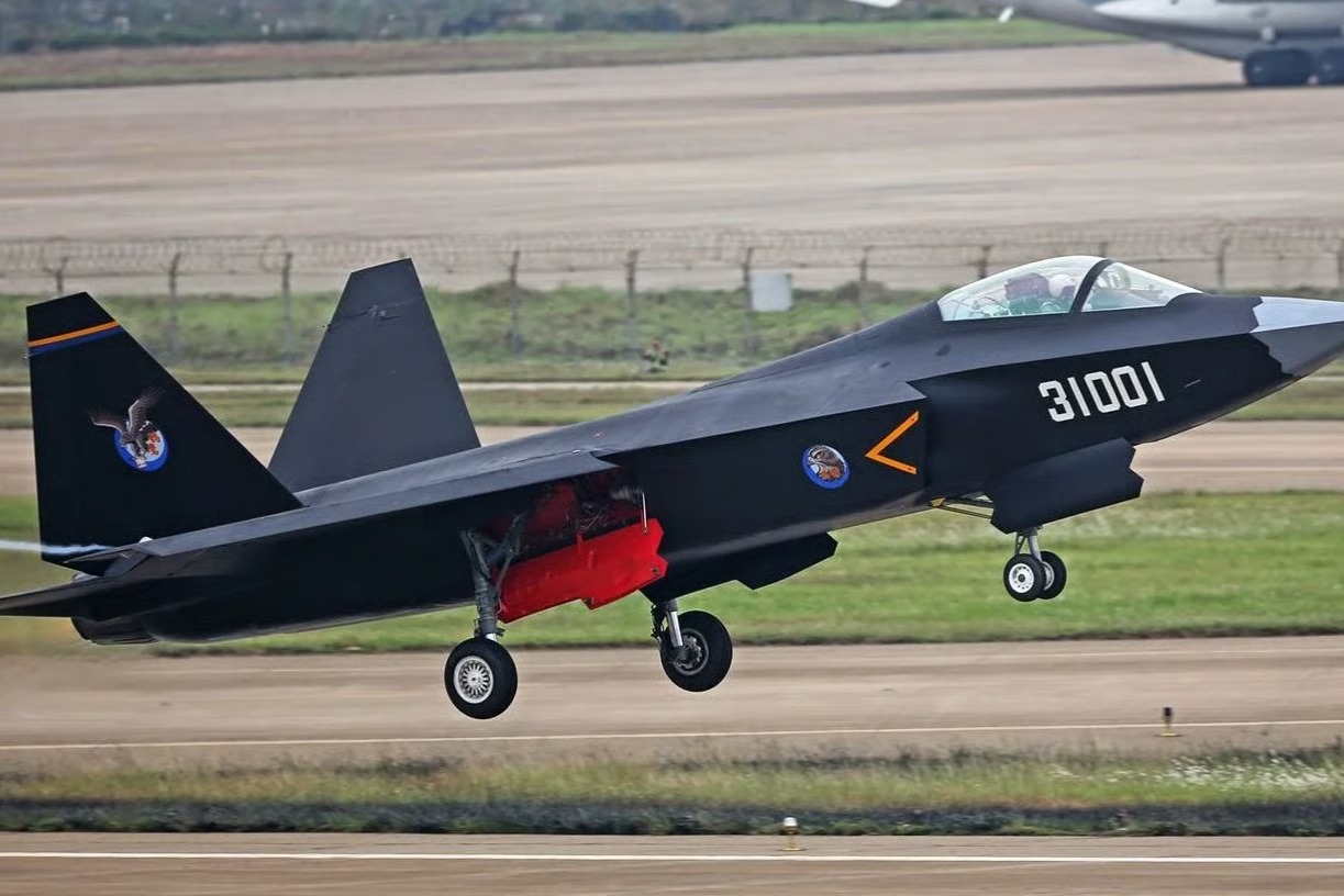 Çin'den Pakistan'a FC-31 savaş uçağı teslimatı