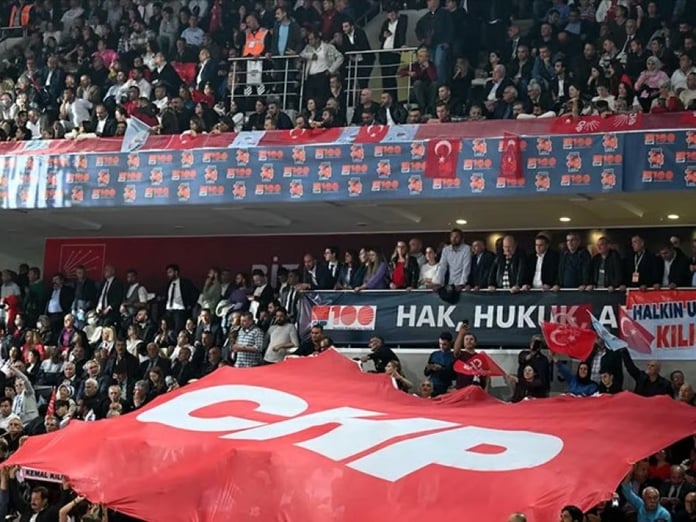 CHP'de iç savaş: 300 ilçe başkanı değişti, 10 vekil kampı boykot etti