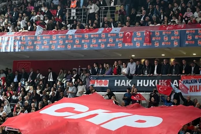 CHP'de iç savaş: 300 ilçe başkanı değişti, 10 vekil kampı boykot etti