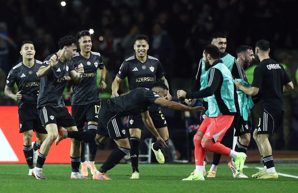 Qarabağ oyuncları Chelsea karşısında gol sevinci yaşıyor