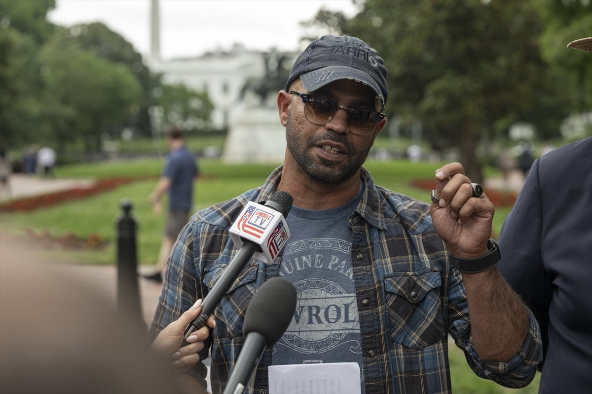 ABD Başkanı Trump'ın toplu af kararnamesi ile serbest kalan 'Proud Boys' lideri Enrique Tarrio basın toplantısı düzenledi. (AA)