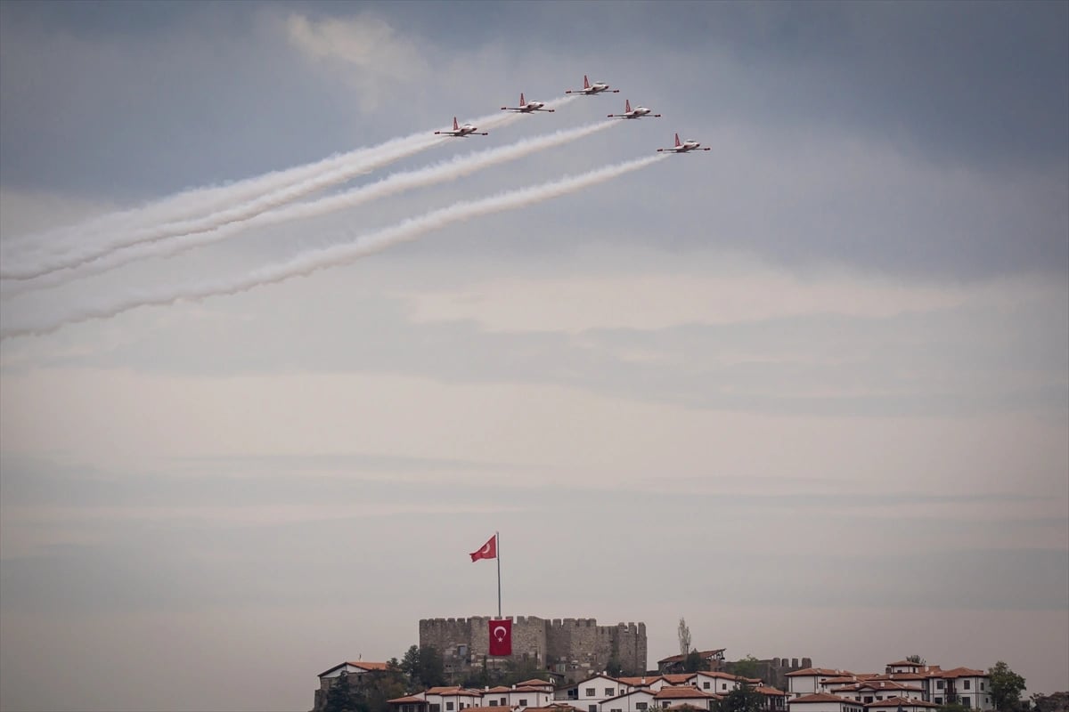 Türk Yıldızları Ankara semalarında parladı