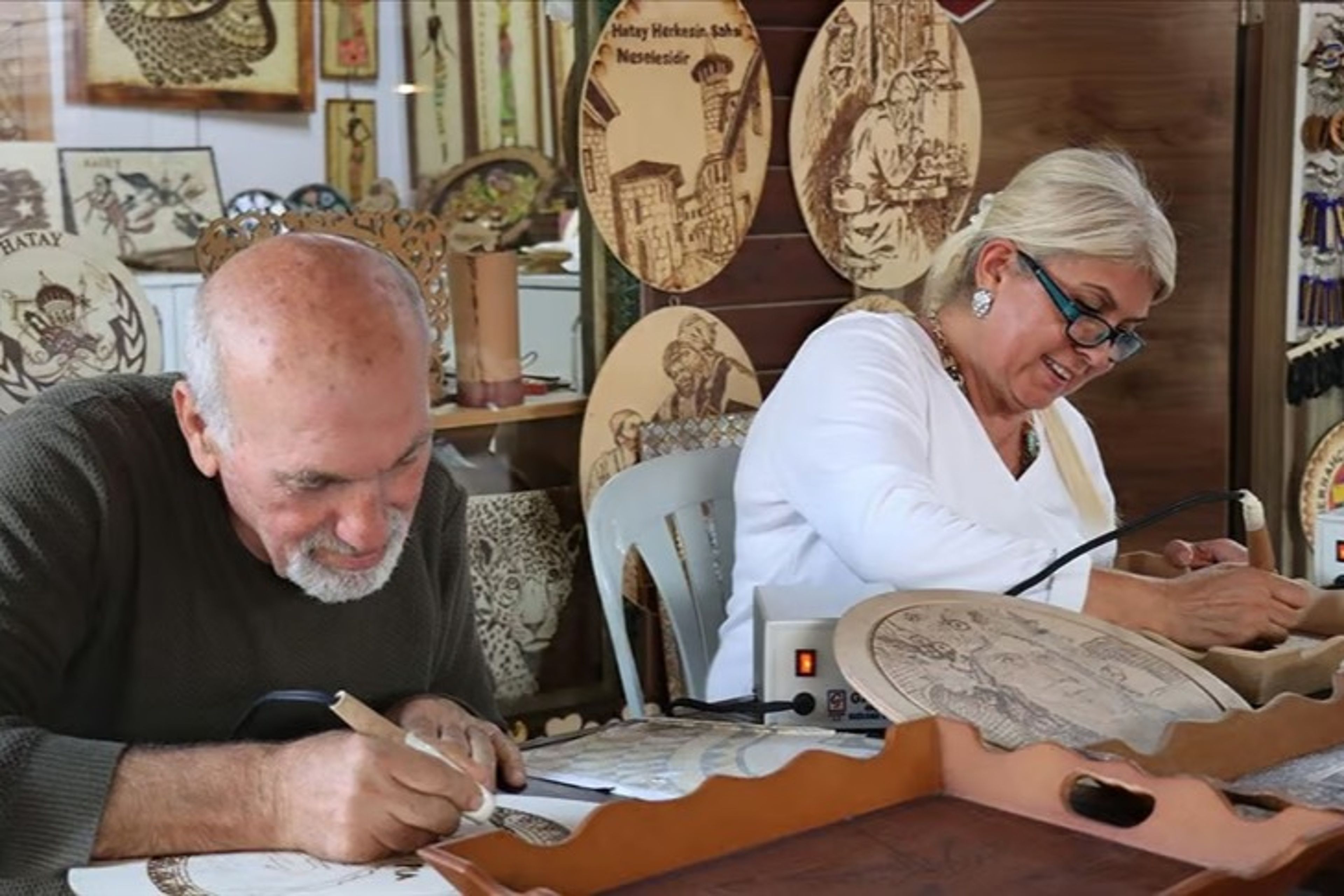 Hatay'ın tarihi mozaikleri yakma yöntemiyle ahşaba işleniyor