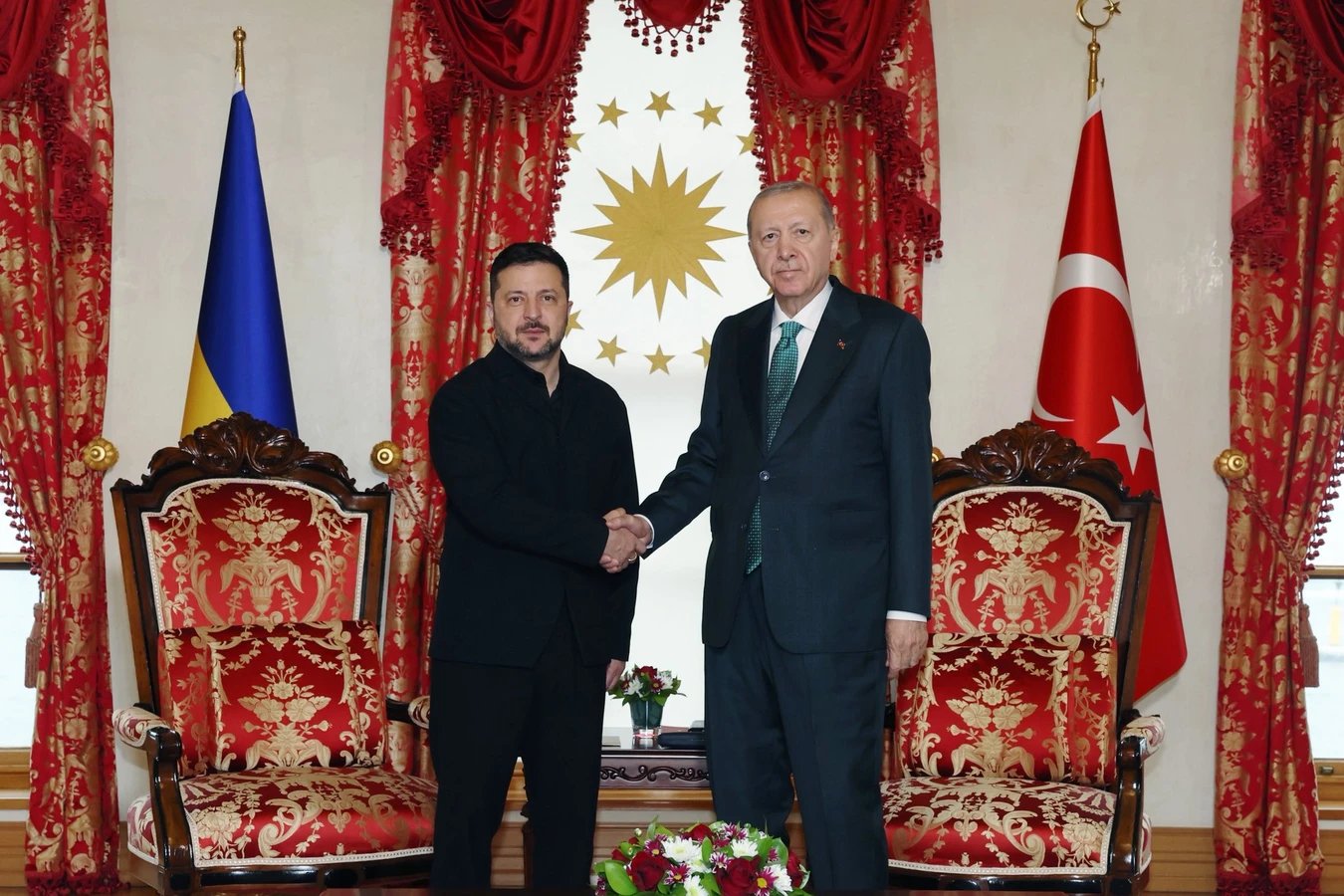 Turkish President Recep Tayyip Erdoğan and Ukrainian President Volodymyr Zelensky shake hands in Istanbul, Oct. 31, 2026