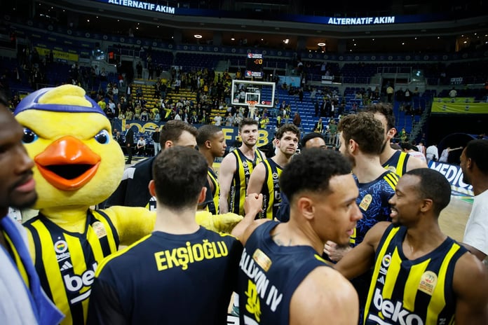 Fenerbahçe, normal sezonun bitimine 2 hafta kala liderliği garantiledi