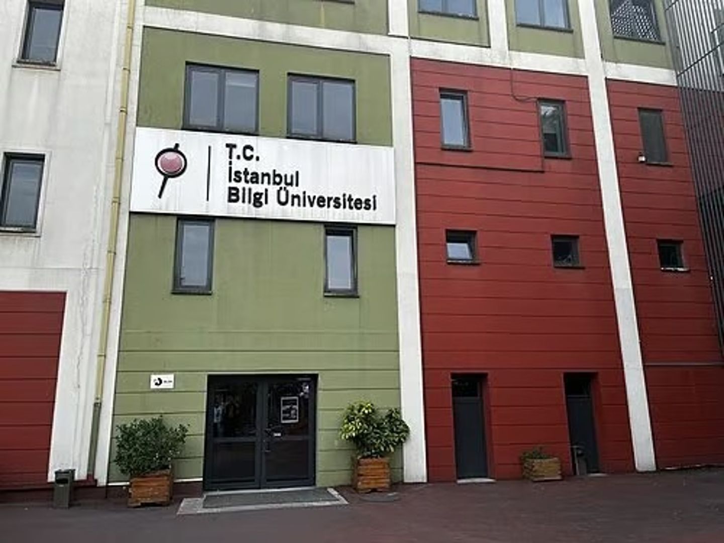 Faaliyet izni iptal edilen İstanbul Bilgi Üniversitesi öğrencilerine ne olacak?