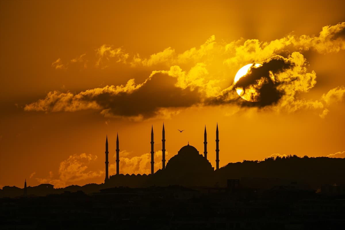 İstanbul'da gün doğumu büyüledi! Büyük Çamlıca Camii’nden eşsiz manzara