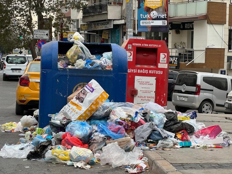 İzmir'de işçiler grevde, çöpler ortada kaldı