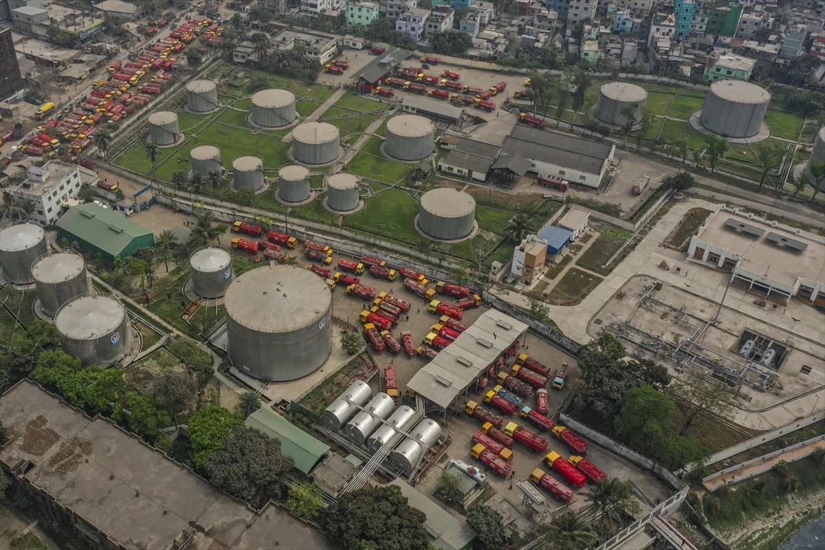 Bangladeş’te derinleşen enerji krizi: Dakka’da akaryakıt kuyrukları uzadı