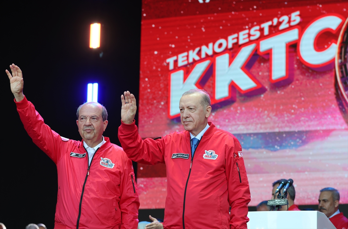 Cumhurbaşkanı Erdoğan KKTC Cumhurbaşkanı Ersin Tatar ile birlikte TEKNOFEST KKTC Ödül Töreni'ne katıldı. (AA)