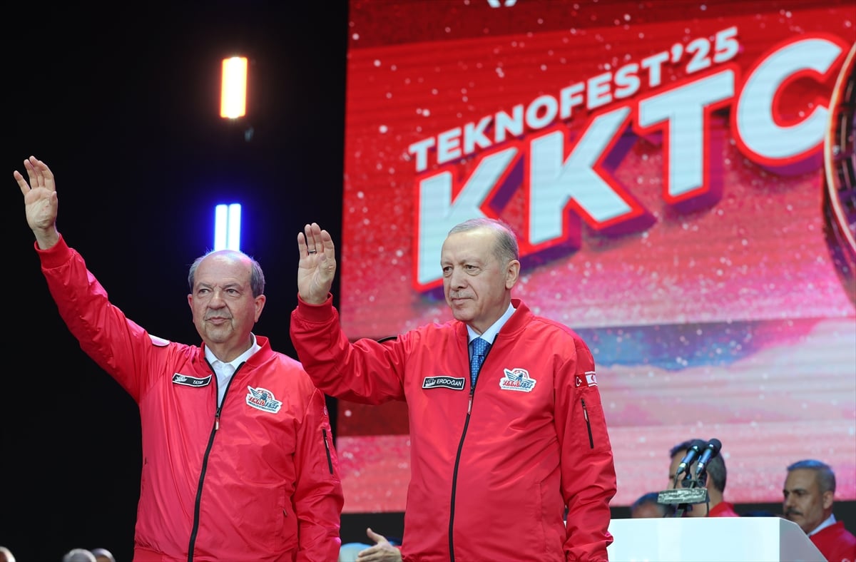 Cumhurbaşkanı Erdoğan KKTC Cumhurbaşkanı Ersin Tatar ile birlikte TEKNOFEST KKTC Ödül Töreni'ne katıldı. (AA)