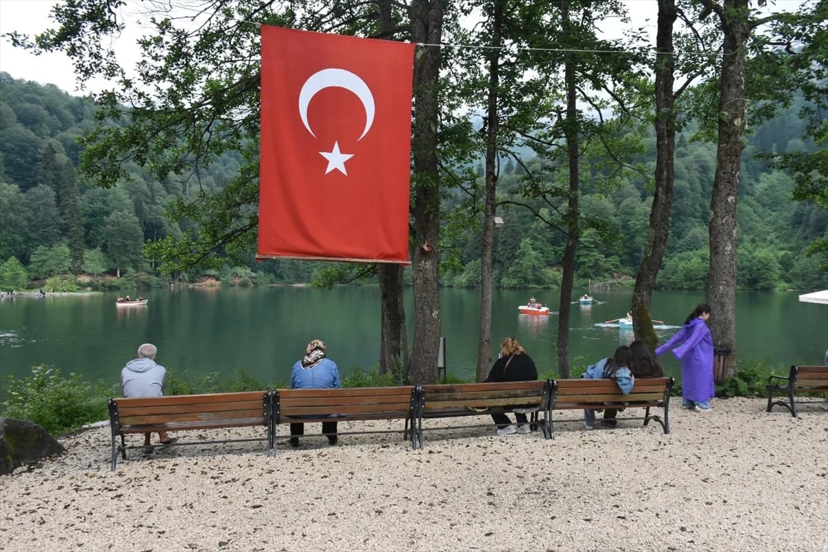 Borçka Karagöl Tabiat Parkı'na ziyaretçi akını