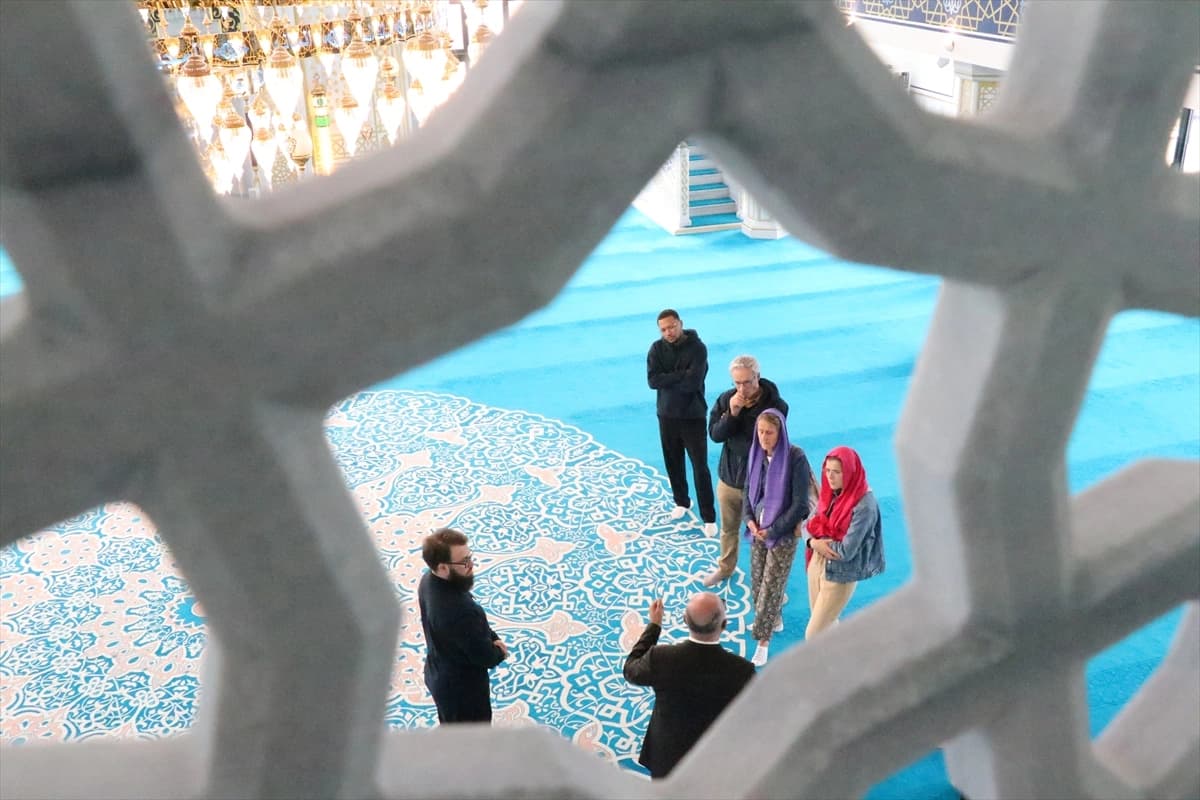 Eyüp Sultan Camisi Fransa'da ibadete açıldı