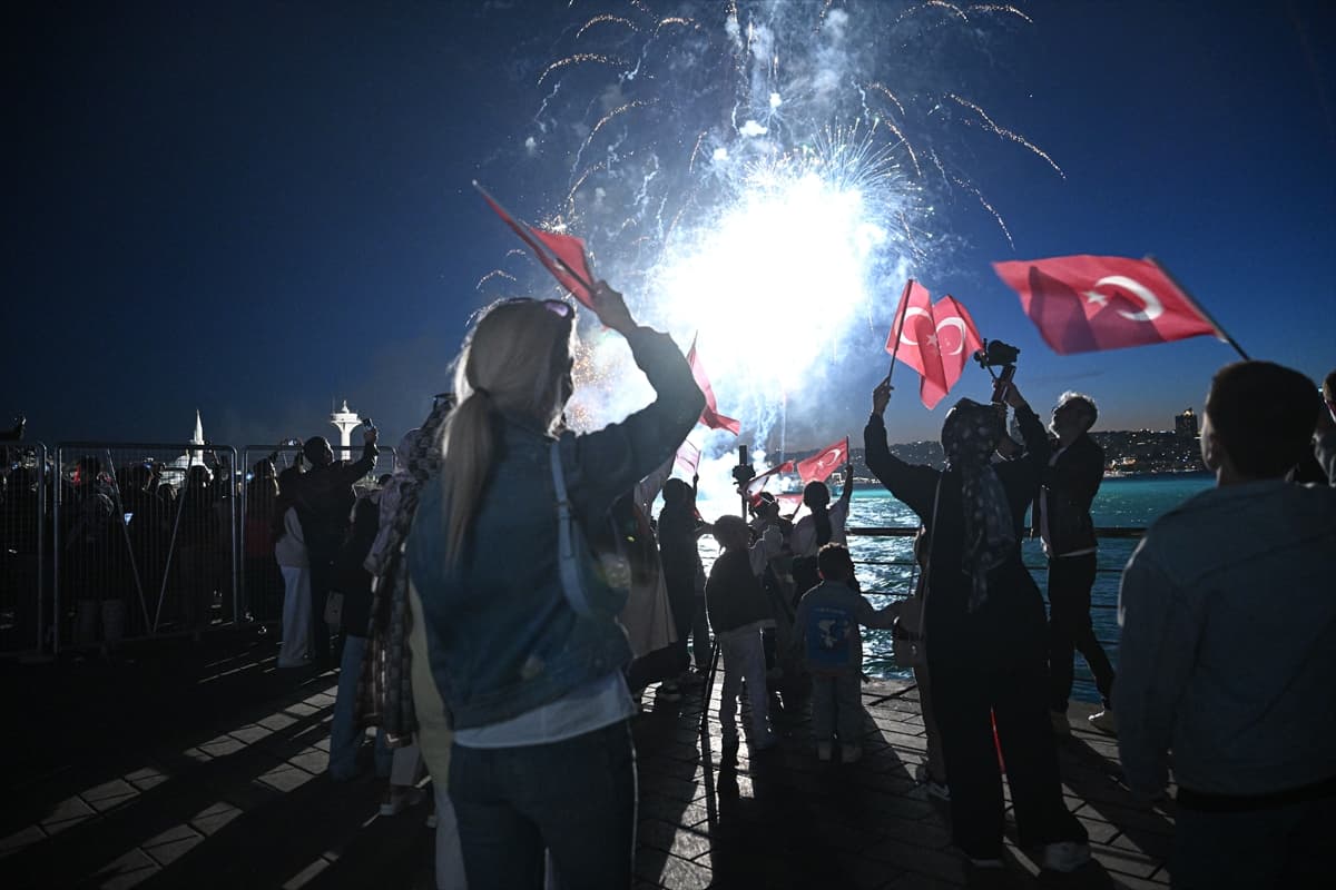 İstanbul'un fethinin 573. yıl dönümü dün gece böyle kutlandı! İşte o görsel şölen...