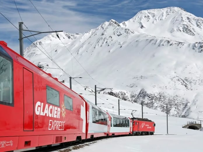 İsviçre'de 80 yolcu taşıyan tren raydan çıktı: Yaralılar var