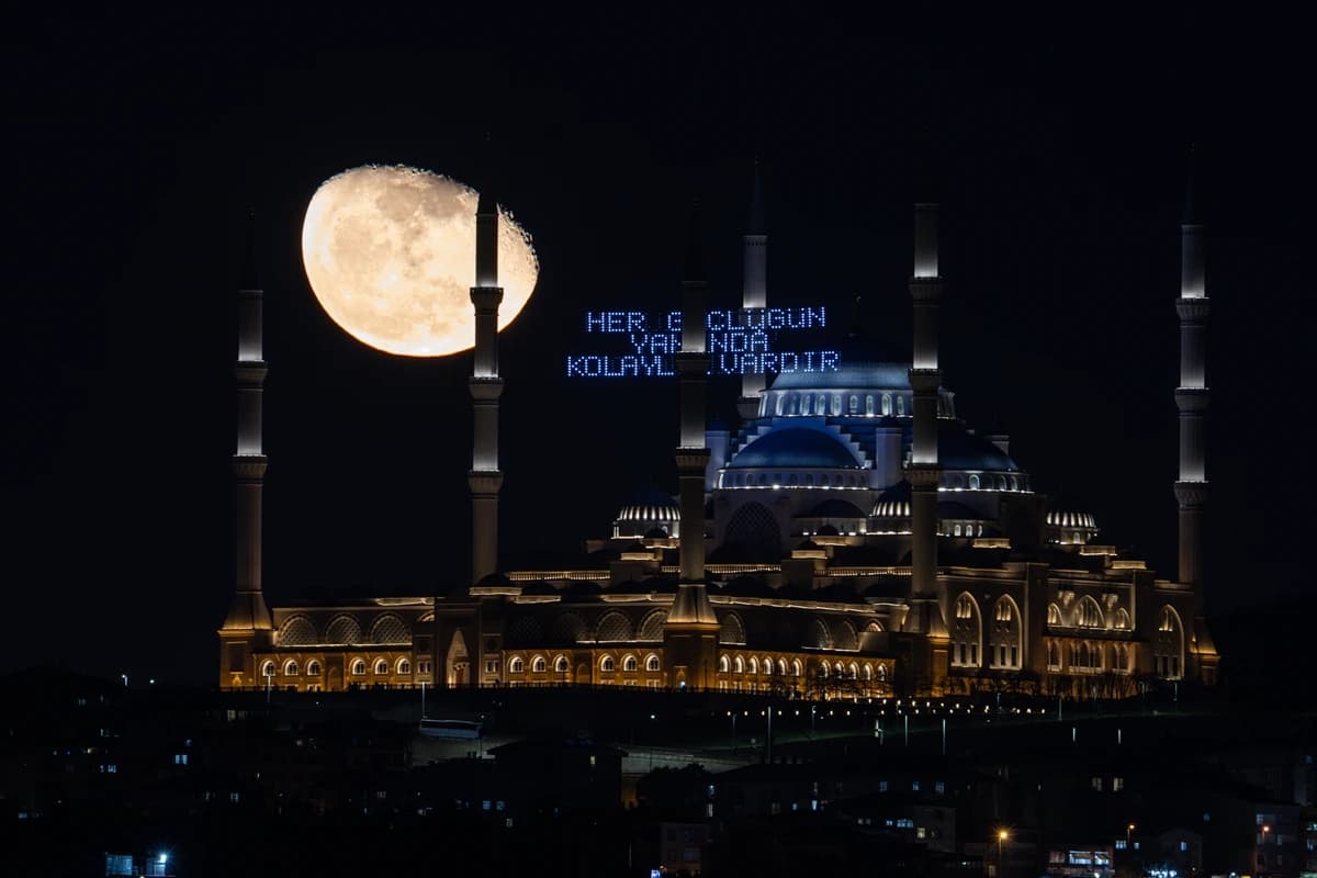 İstanbul'da büyüleyen manzara: Şişkin ay Türk bayrağıyla buluştu