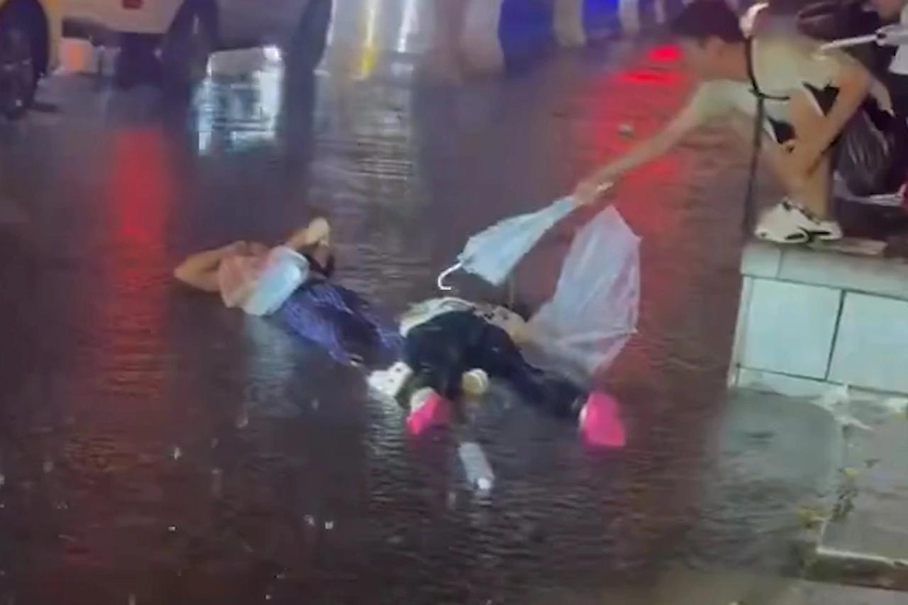 Elektrik akımına kapılan anne ve kızı yaralandı