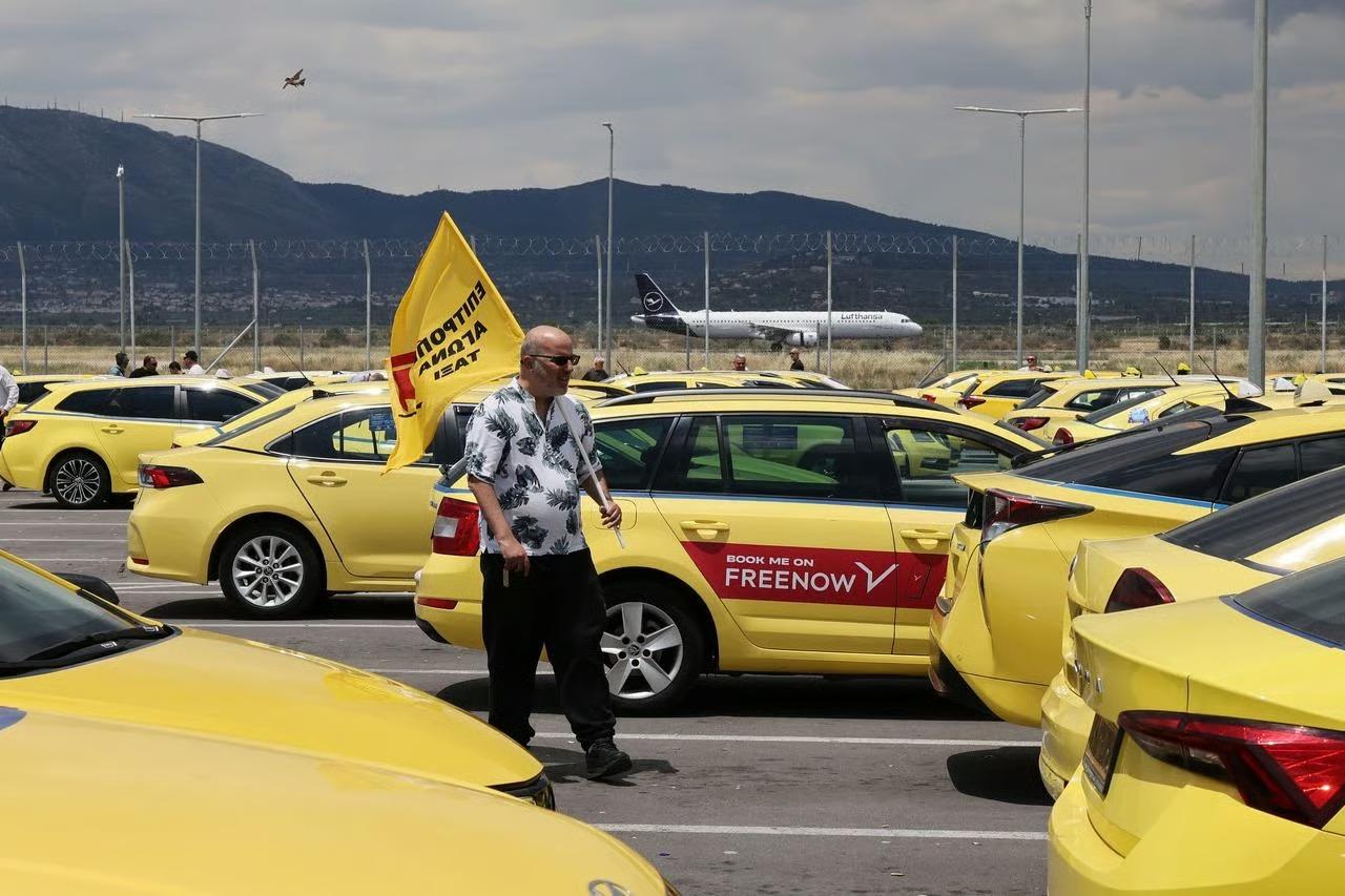 Atina'da taksiciler greve çıktı