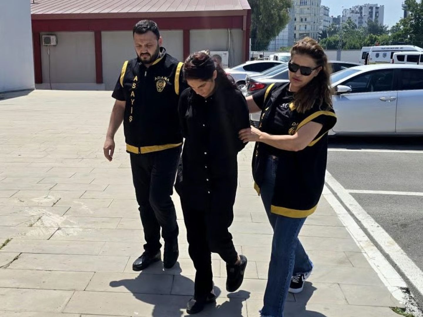 Adana'da 1.5 miyonluk altın hırsızı şüpheli kadın suçu kabul etmedi