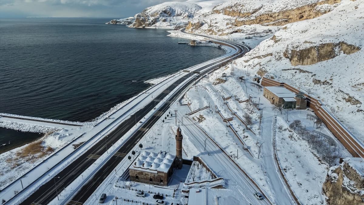 Bitlis'te kar yağışı etkili oldu: 314 köy yolu ulaşıma kapandı