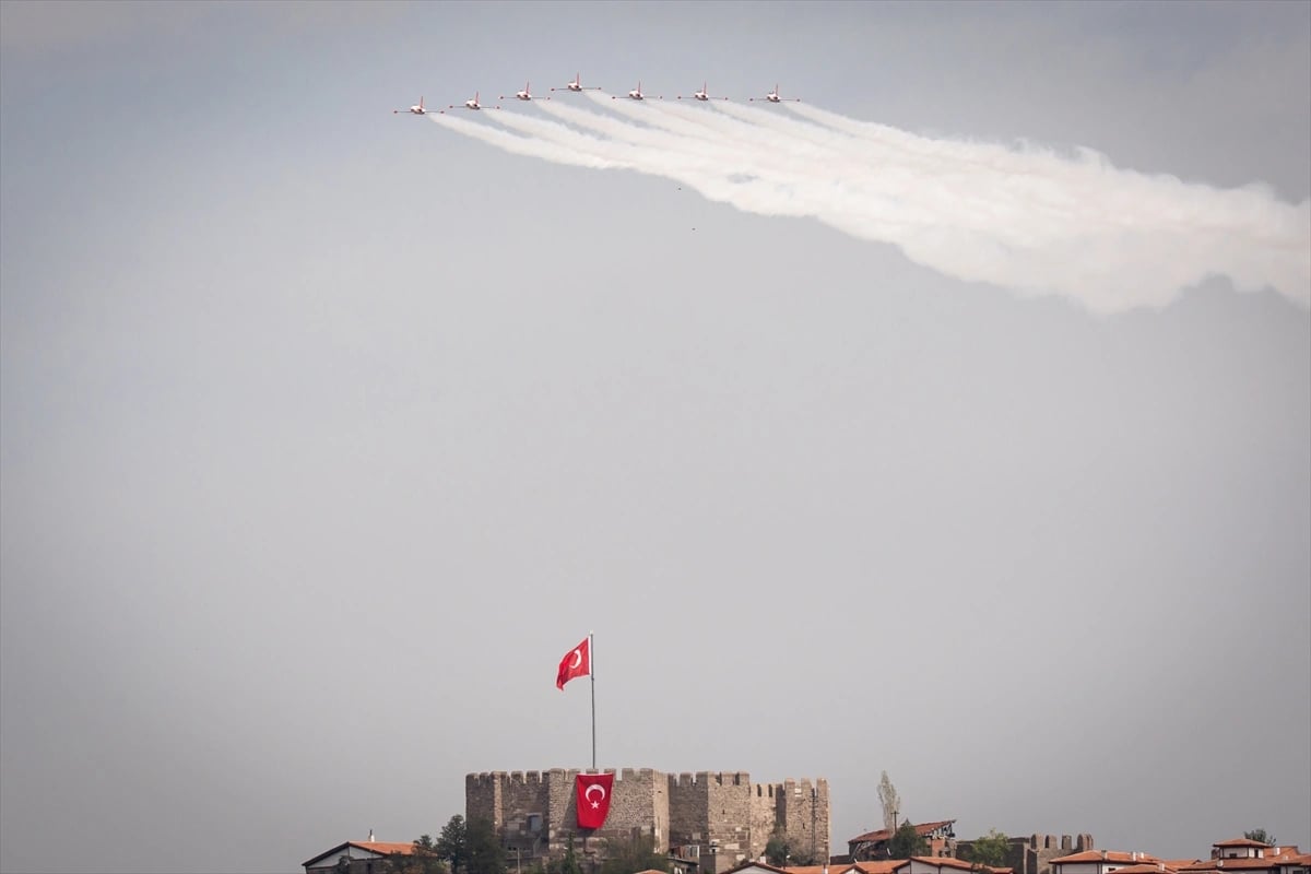 Türk Yıldızları Ankara semalarında parladı
