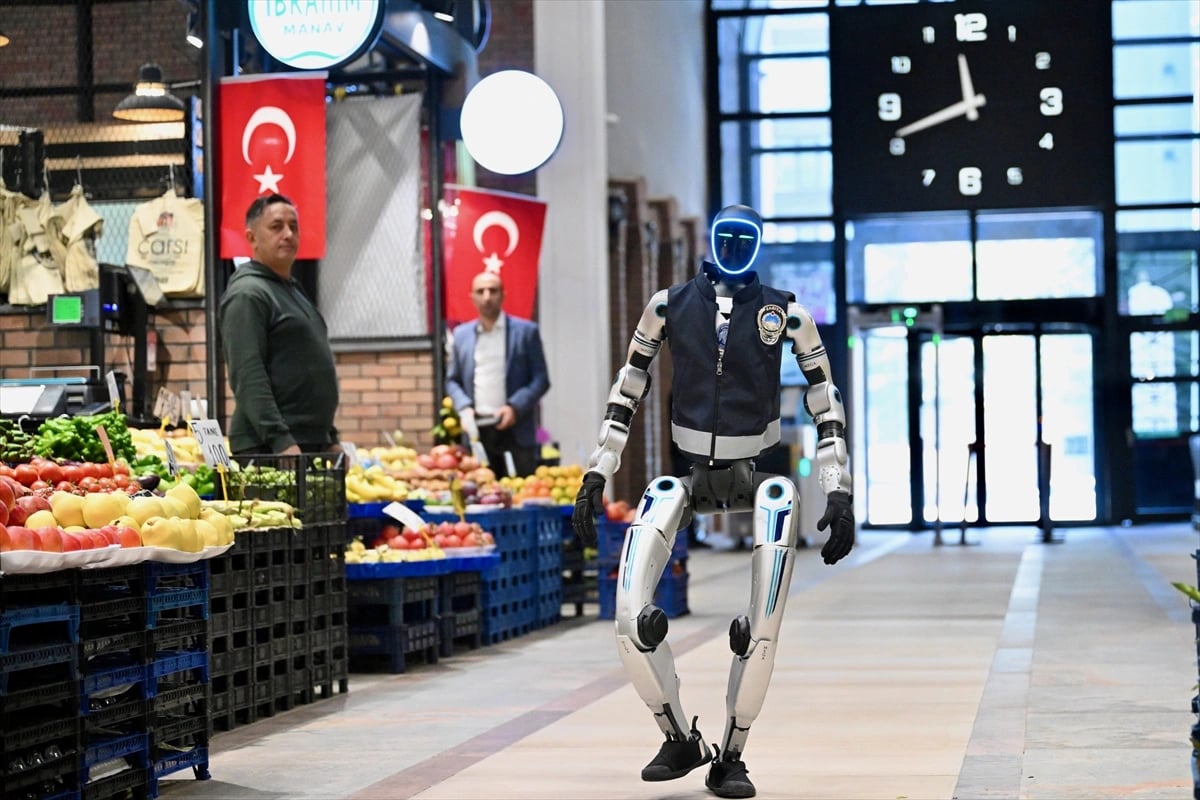 İnsansı robot MEGA, zabıta ekipleriyle denetimde
