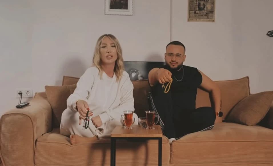 Seda Sayan ve Tekir Yıkamazlar Beni