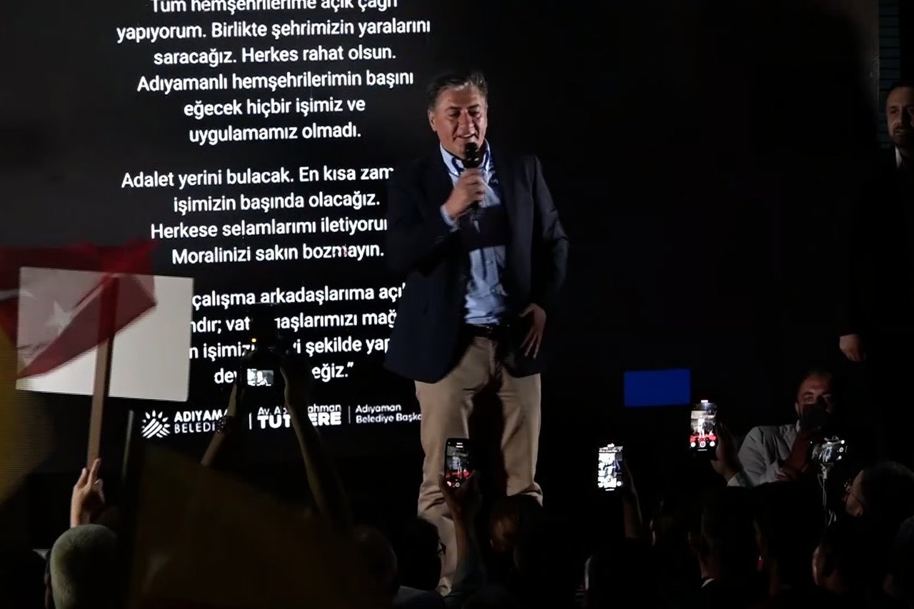 CHP Grup Başkanvekili Murat Emir sahneden düştü