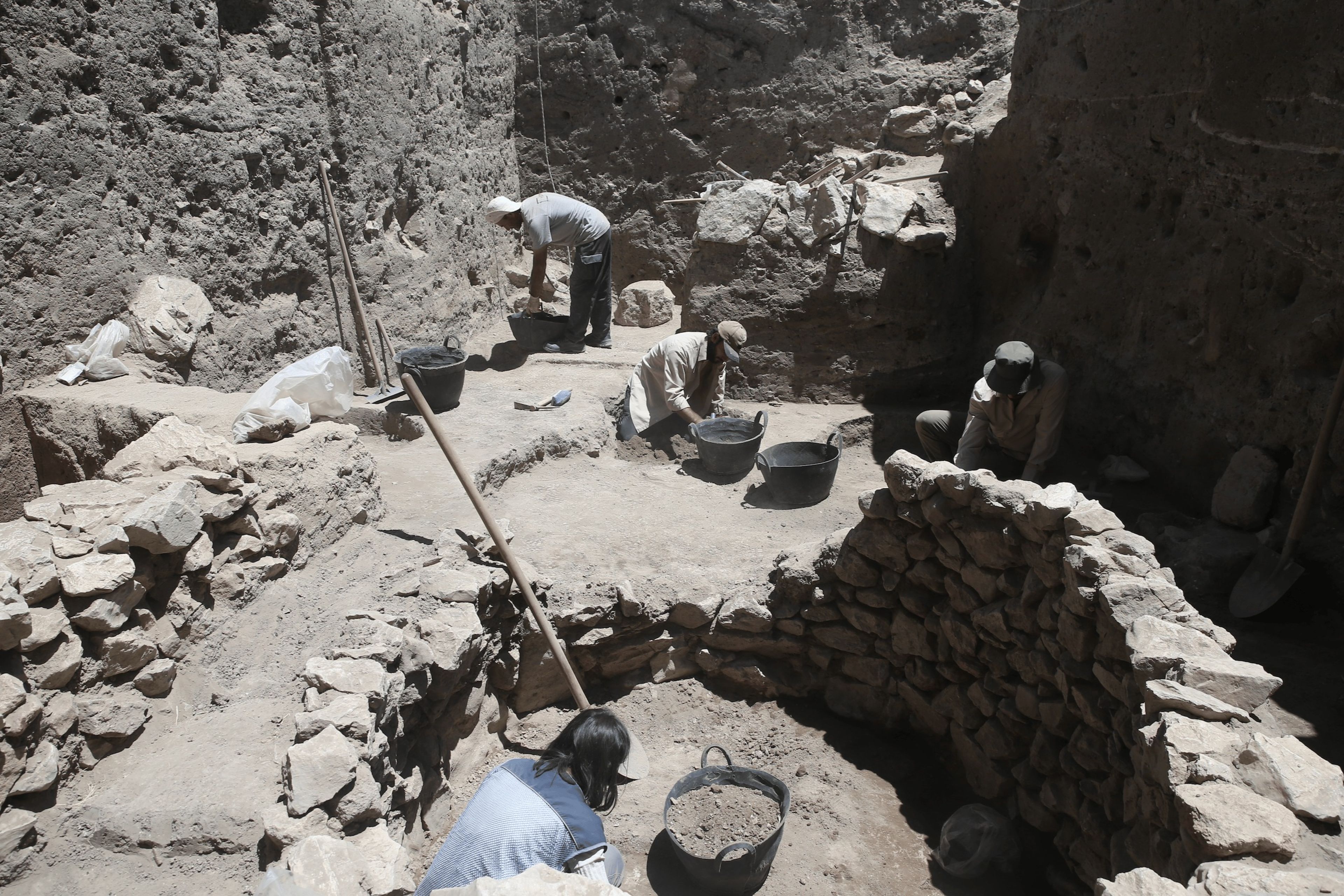 Yassı Höyük'te, Geç Tunç Çağı'na ait yapı ve silolar bulundu