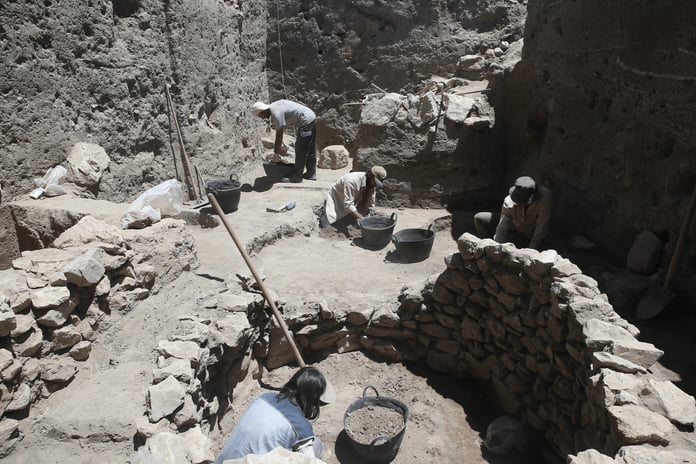 Yassı Höyük'te, Geç Tunç Çağı'na ait yapı ve silolar bulundu
