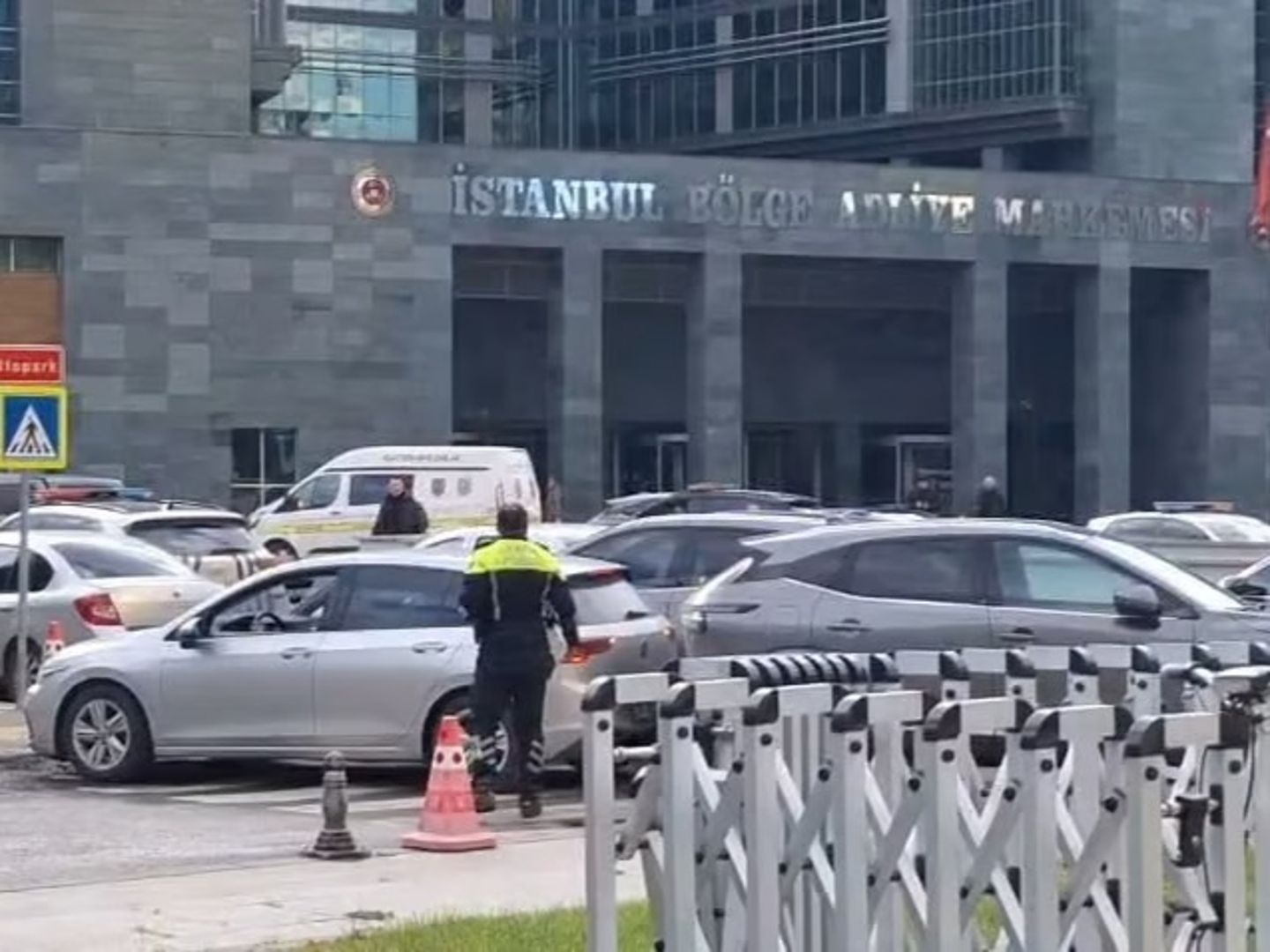 Adliyede silahlı saldırı: Savcı, kadın hakimi vurdu