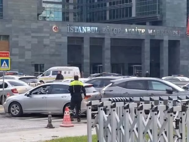 Adliyede silahlı saldırı: Savcı, kadın hakimi vurdu