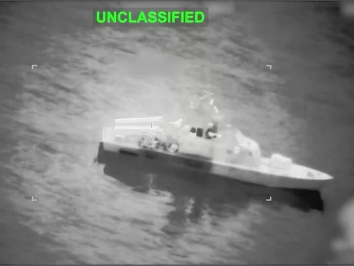 ABD ordusu Hürmüz Boğazı'nda İran'a ait mayın döşeme gemilerini bombaladı