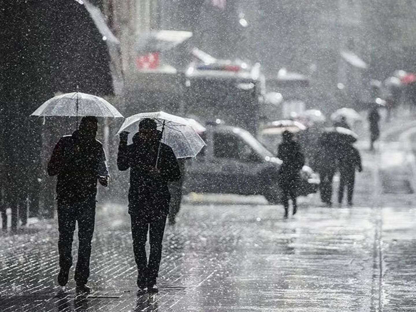 Meteoroloji'den kritik uyarı: Sıcak havaya aldanmayın 18 ilde yağış alarmı verildi! 