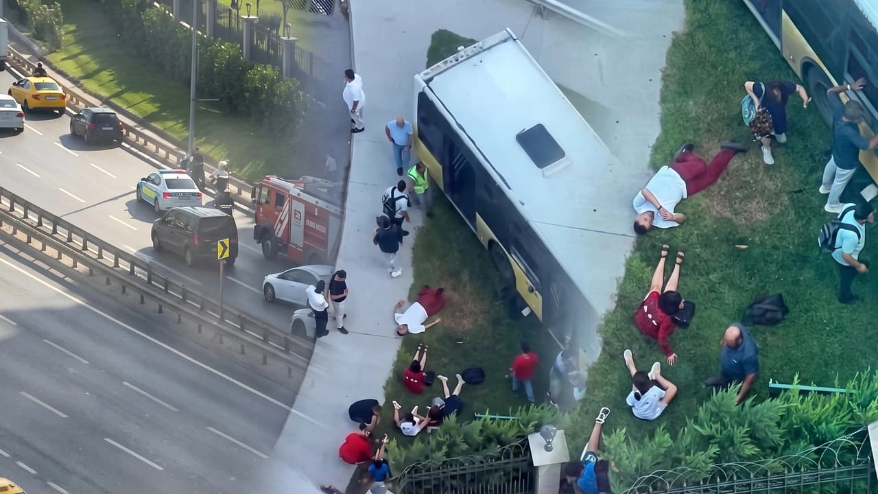 Zeytinburnu'nda İETT otobüsü duvara çarptı! Yaralılar var