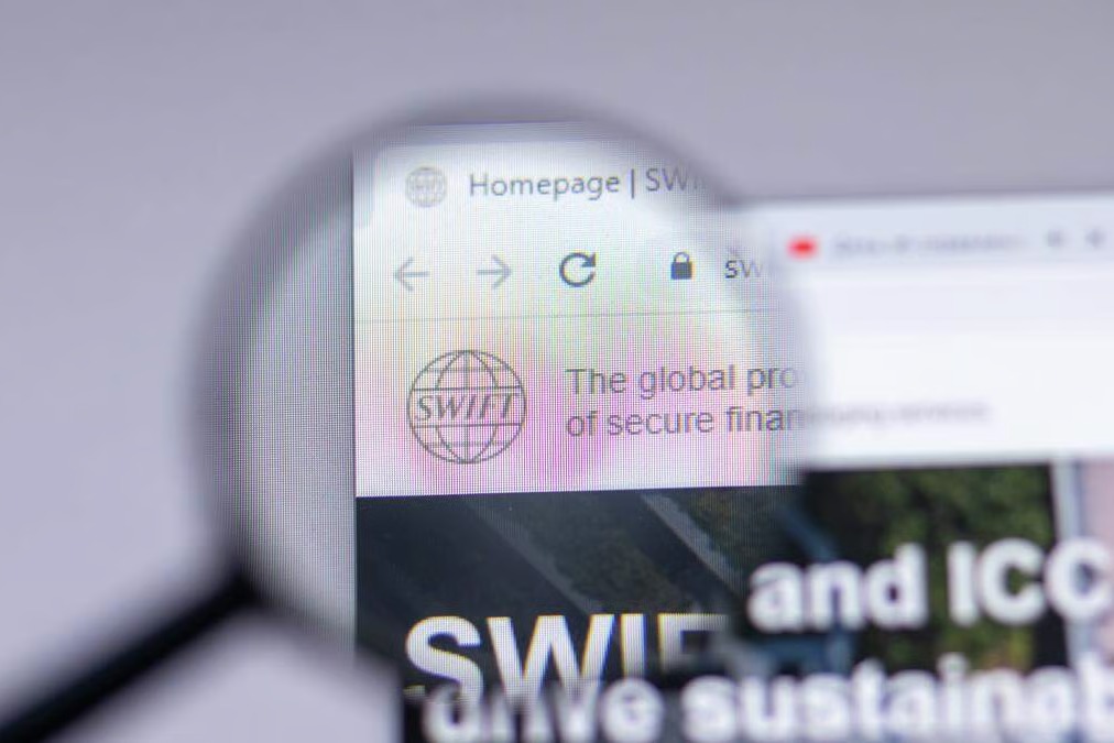 EU Plans to Cut 20 Russian Banks From SWIFT