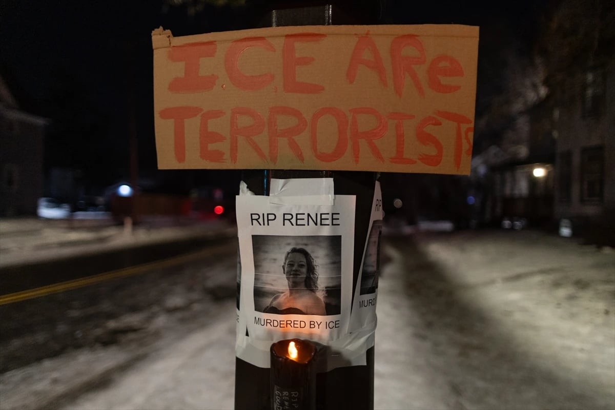 Minneapolis ICE tarafından öldürülen kadın için ayakta