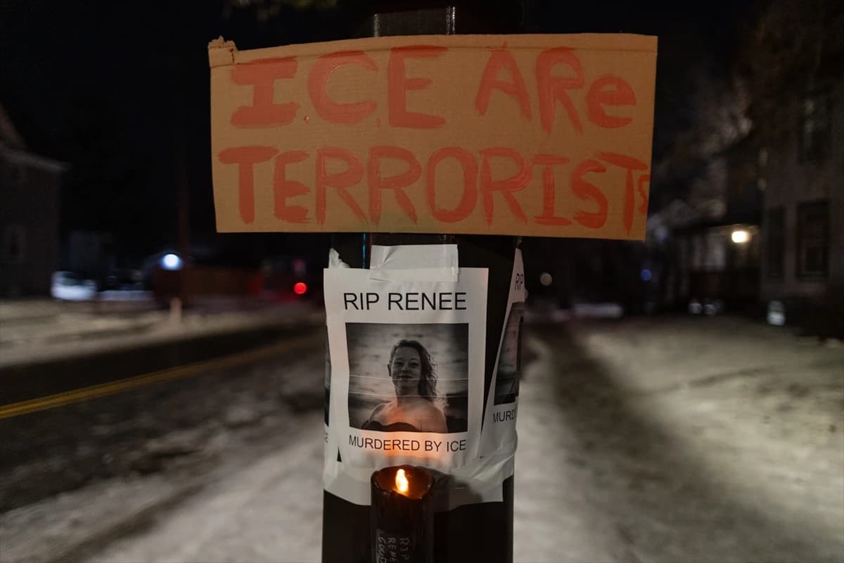 Minneapolis ICE tarafından öldürülen kadın için ayakta