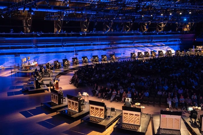 11 bin tel, tek bir deneyim: Piyanolarla ses ormanı