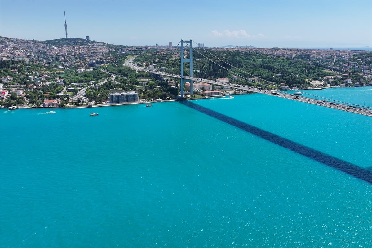 İstanbul Boğazı'nın turkuaz rengi büyüledi